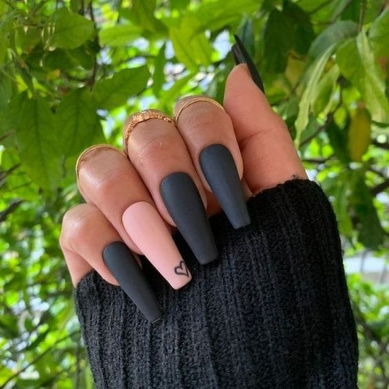 матовый черный дизайн ногтей