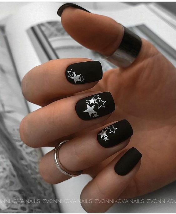 модный черно-белый дизайн ногтей