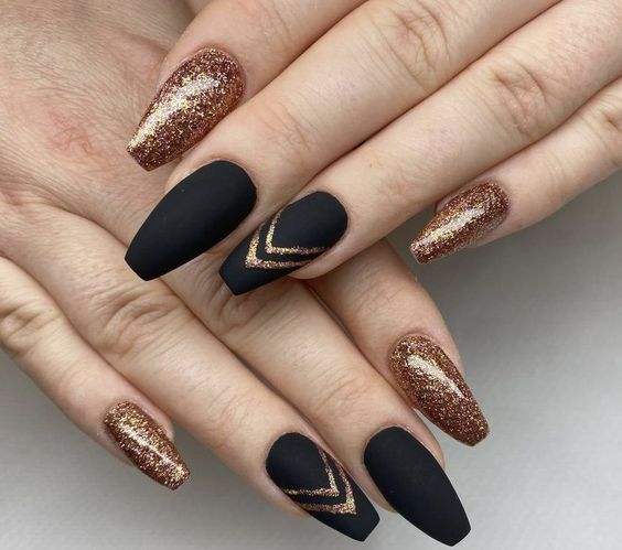 Черные длинные ногти с золотом