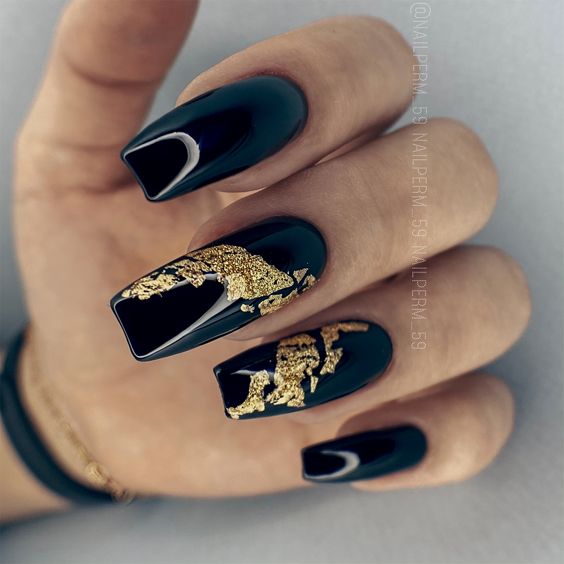 Дизайн нігтів чорний з поталлю
