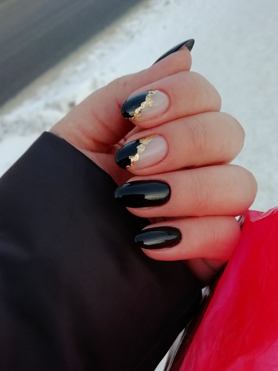 Черный матовый маникюр с золотом на овальные ногти