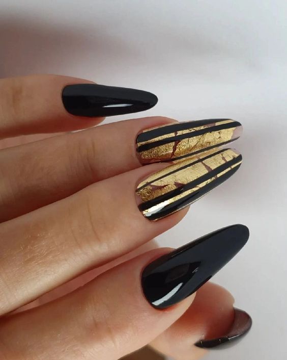 Дизайн ногтей черный с золотой поталью