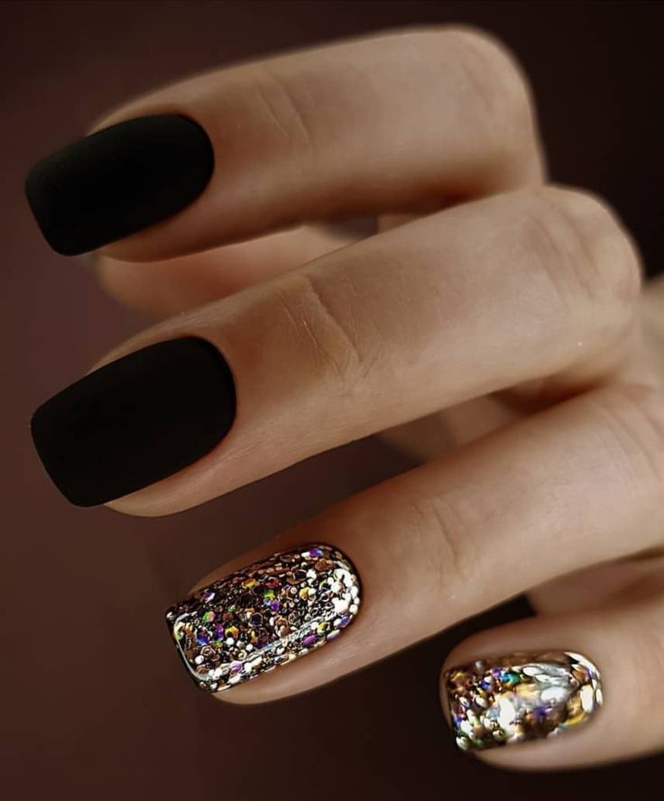 Черные ногти с золотыми блестками