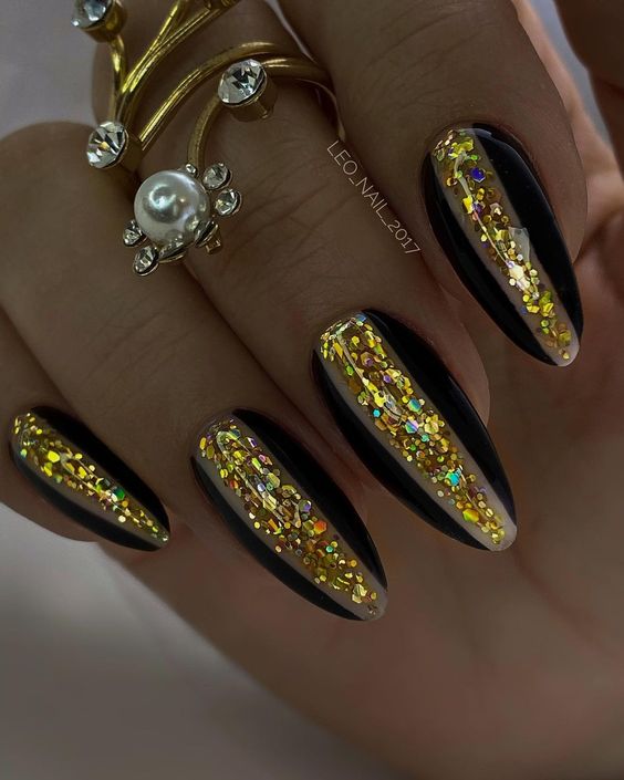 Черные ногти с золотыми блестками