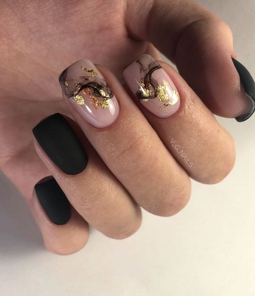Дизайн ногтей чёрный с золотом