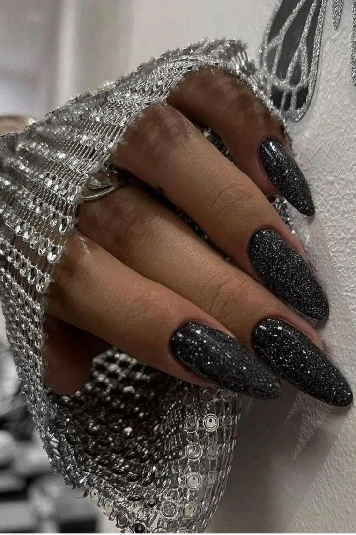 Чорні нігті з блискітками