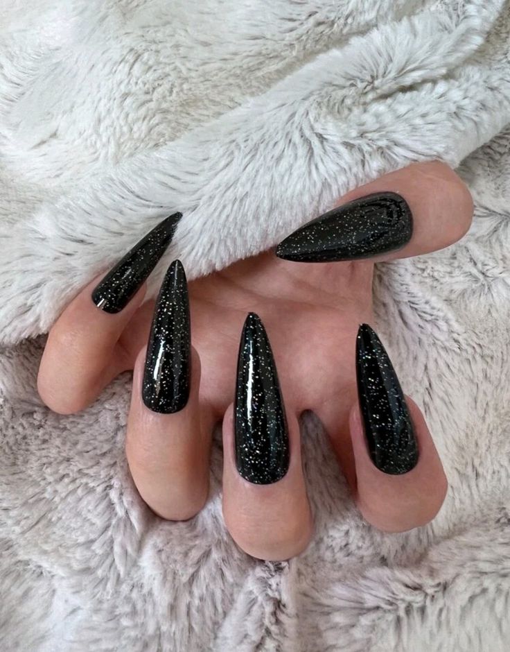 Длинные черные ногти с блестками