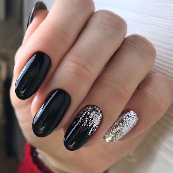 Чёрные ногти с серебром