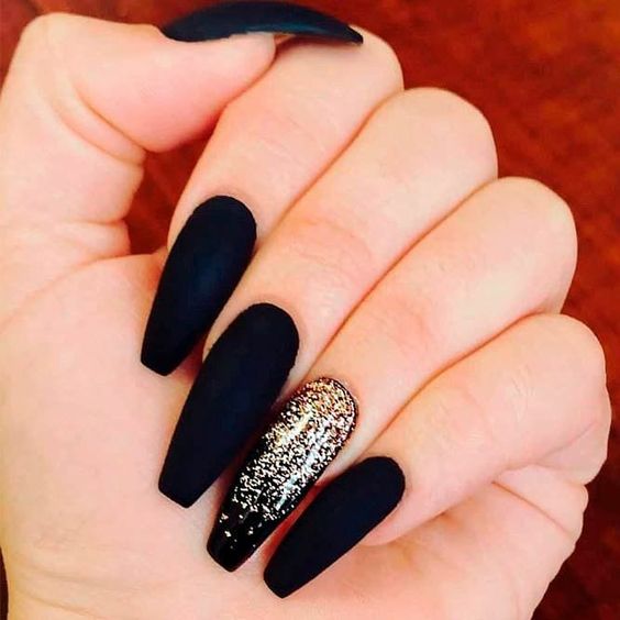Чорні нігті із золотими блискітками