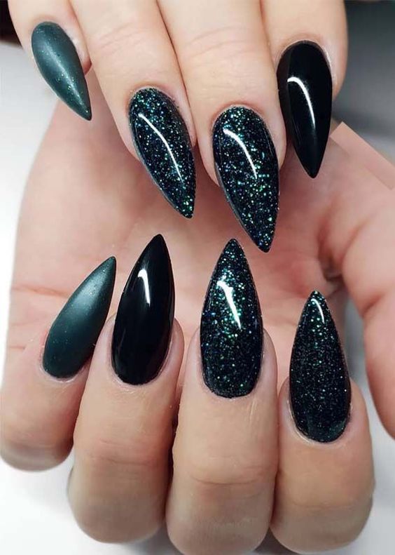 Красивые черные ногти с блестками