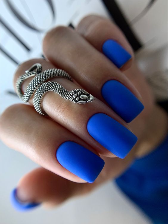 Синій манікюр на короткі нігті
