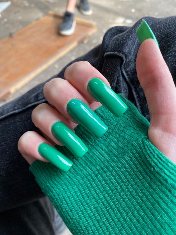 Зеленый маникюр на длинные квадратные ногти