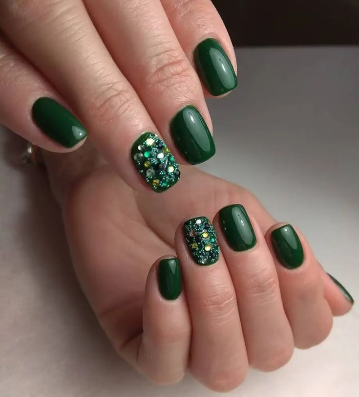 Зеленый новогодний маникюр на короткие ногти