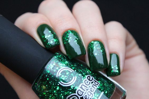 Зелений новорічний манікюр на короткі нігті