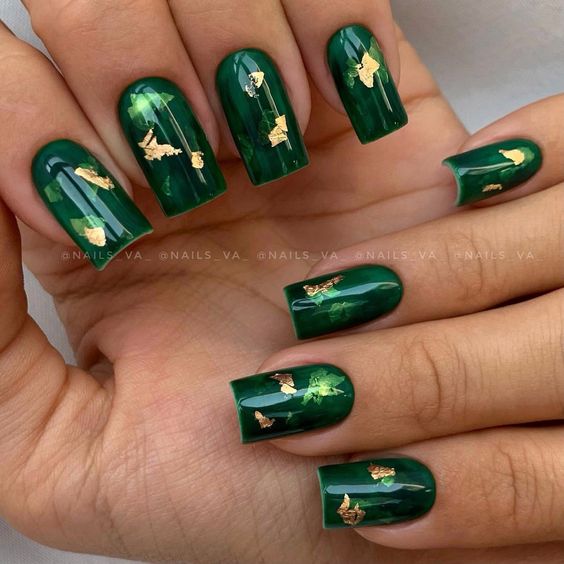 Зеленый новогодний маникюр на длинные квадратные ногти