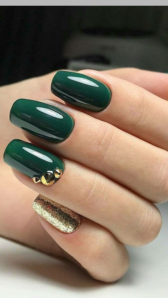 Зеленый новогодний дизайн ногтей с блестками