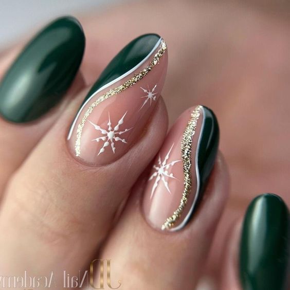 Зелений новорічний дизайн нігтів з блискітками