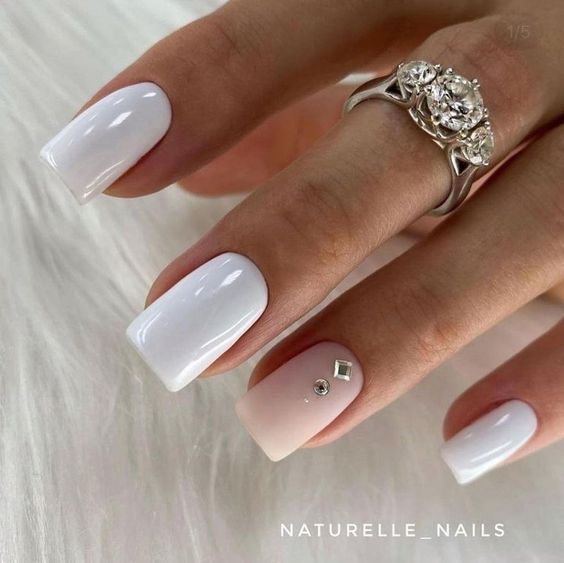 Білий дизайн нігтів