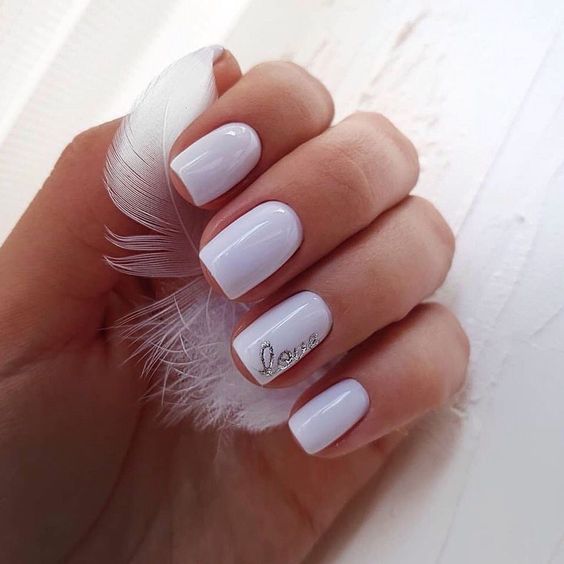 Білі нігті з простим дизайном