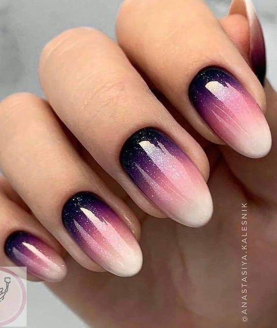 Фіолетове омбре на нігтях