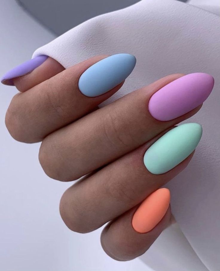 Модний дизайн нігтів різнокольоровий