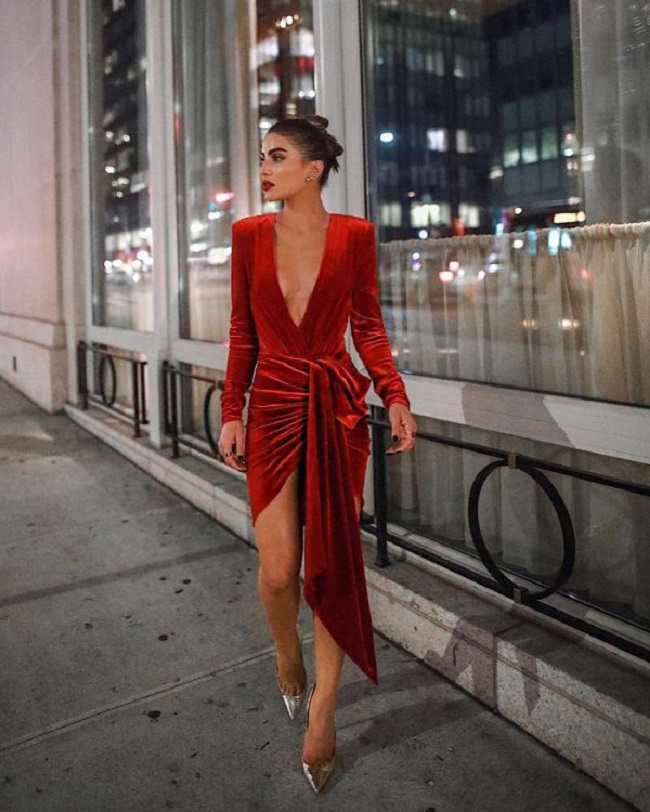 Модні червоні сукні на Новий рік 2024 фото