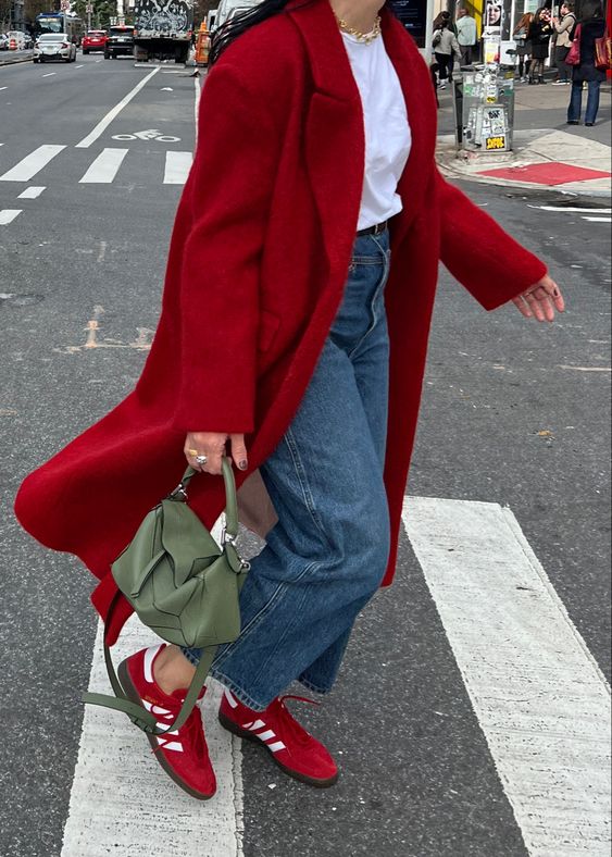 Стильне червоне пальто з джинсами