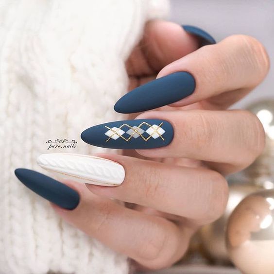 синій зимовий манікюр на довгі нігті фото