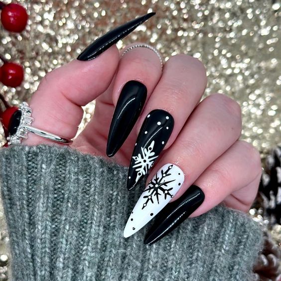 чорний зимовий манікюр на довгі нігті фото