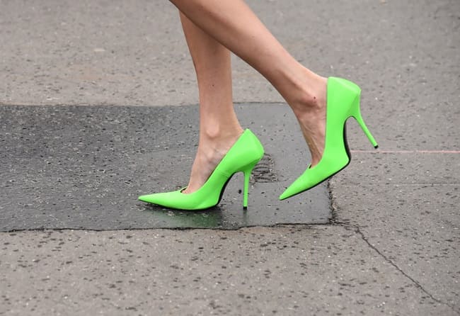 Модная обувь весна 2024 в неоновых оттенках
