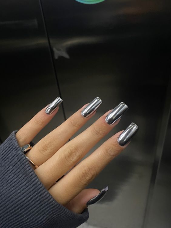 Серый маникюр на длинные квадратные ногти