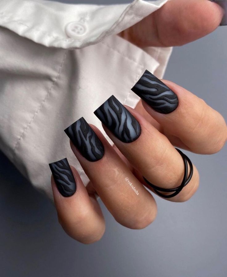 Серый маникюр на длинные квадратные ногти