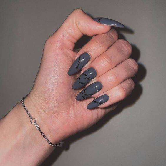 Сірий манікюр на нігті форми мигдаль