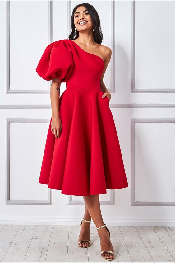 Червона сукня нижче колін з об'ємними рукавами