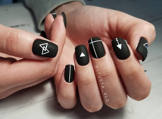 чорний манікюр на короткі нігті форма квадрат 