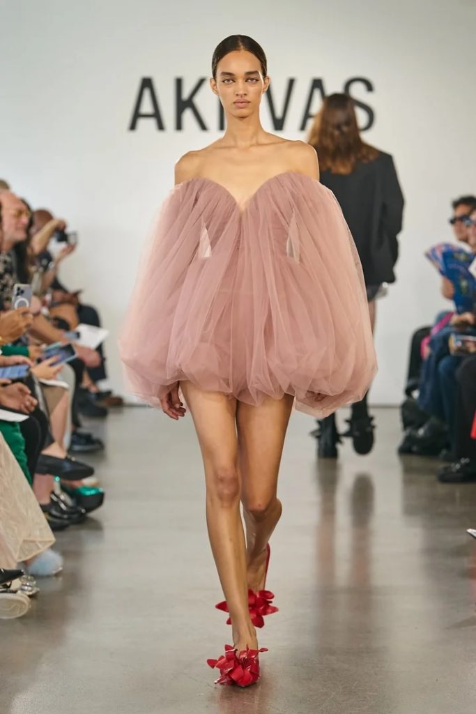Платье в цвете нейтрально розовый