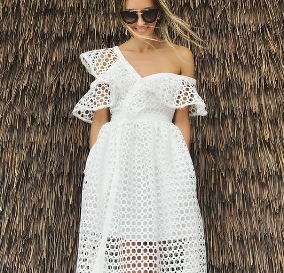 Білі мереживні сукні