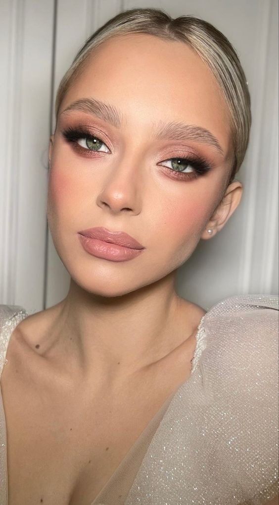 Персиковый макияж с акцентом на глазах