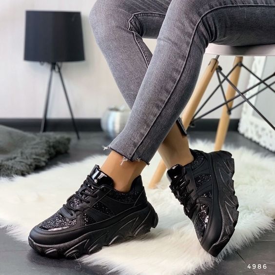 Чорні жіночі кросівки