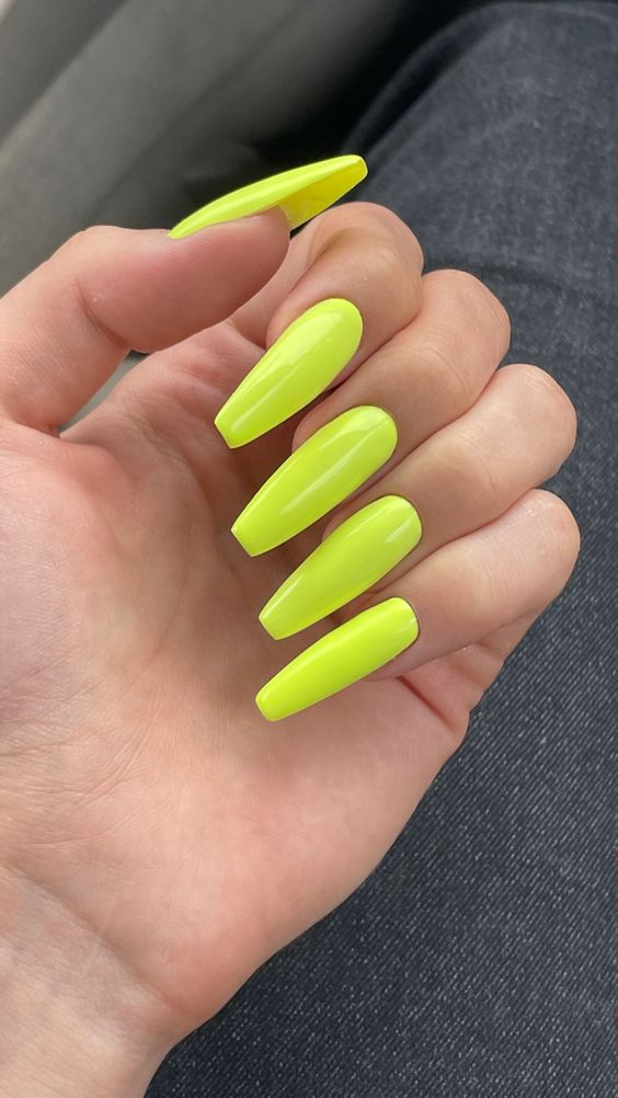 жовтий дизайн нігтів