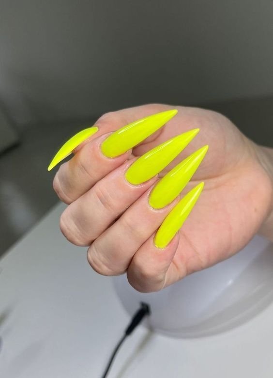 жовті нігті з дизайном