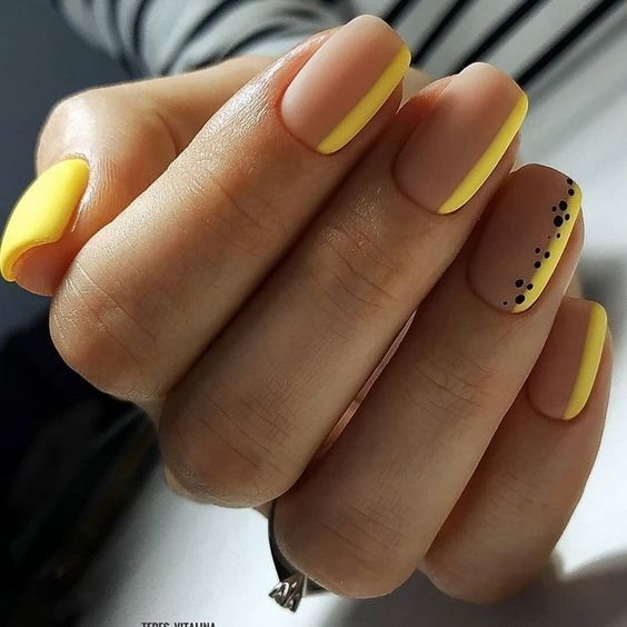желтые ногти с дизайном