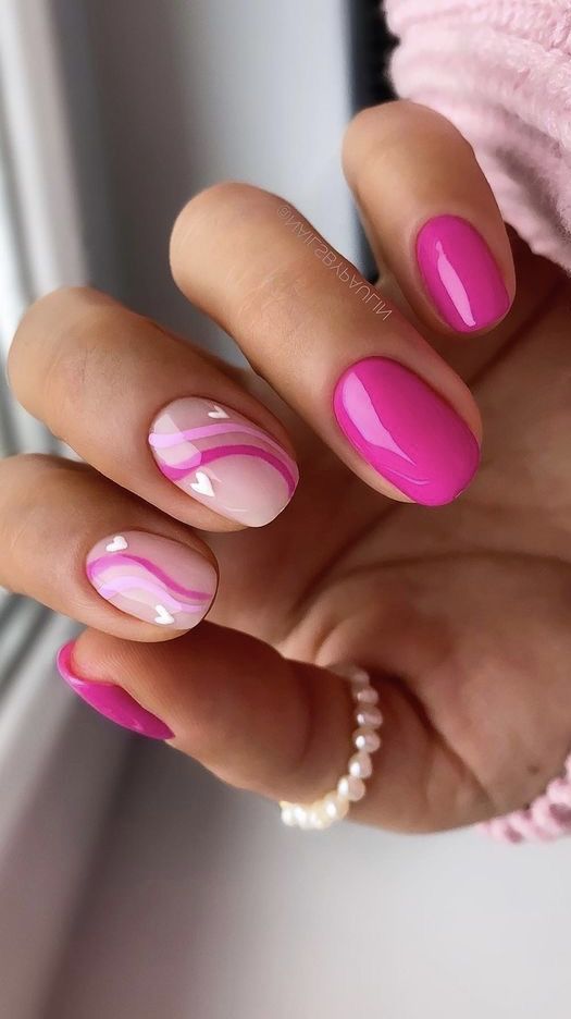 рожевий манікюр на короткі нігті з візерунками
