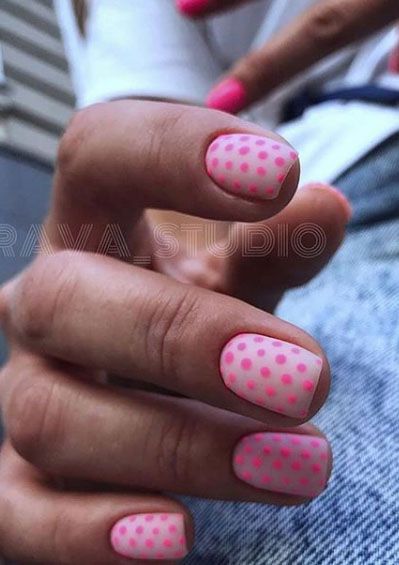 рожевий манікюр на короткі нігті в крапках