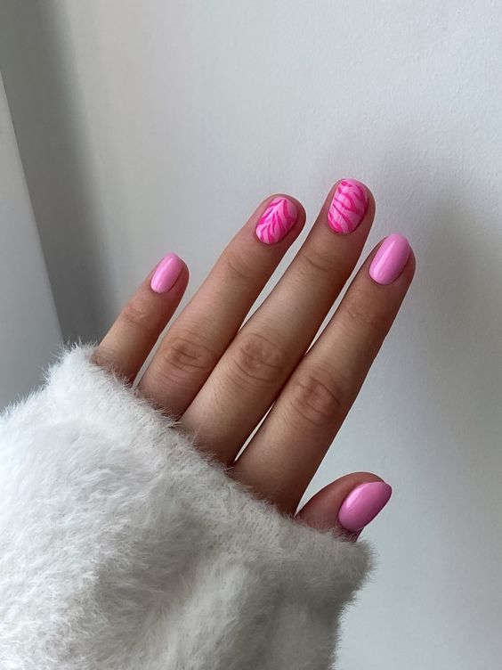 розовый маникюр на короткие ногти с узорами - фото