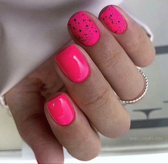 модный розовый маникюр на короткие ногти с узорами