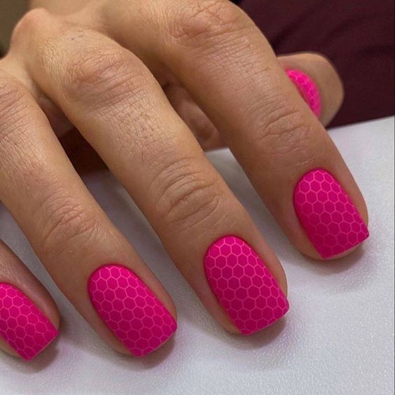 оригинальный розовый маникюр на короткие ногти