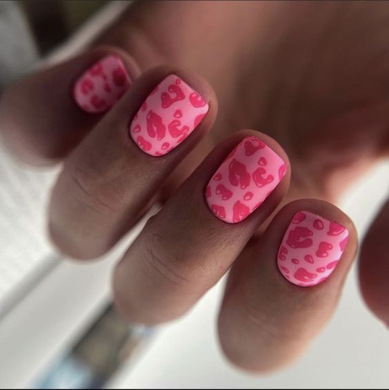 красивый розовый маникюр на короткие ногти