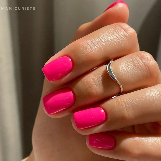 модный розовый маникюр на короткие ногти