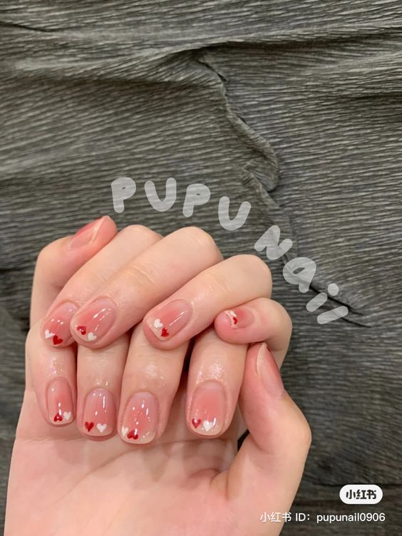рожевий манікюр на короткі нігті в корейському стилі - ідеї